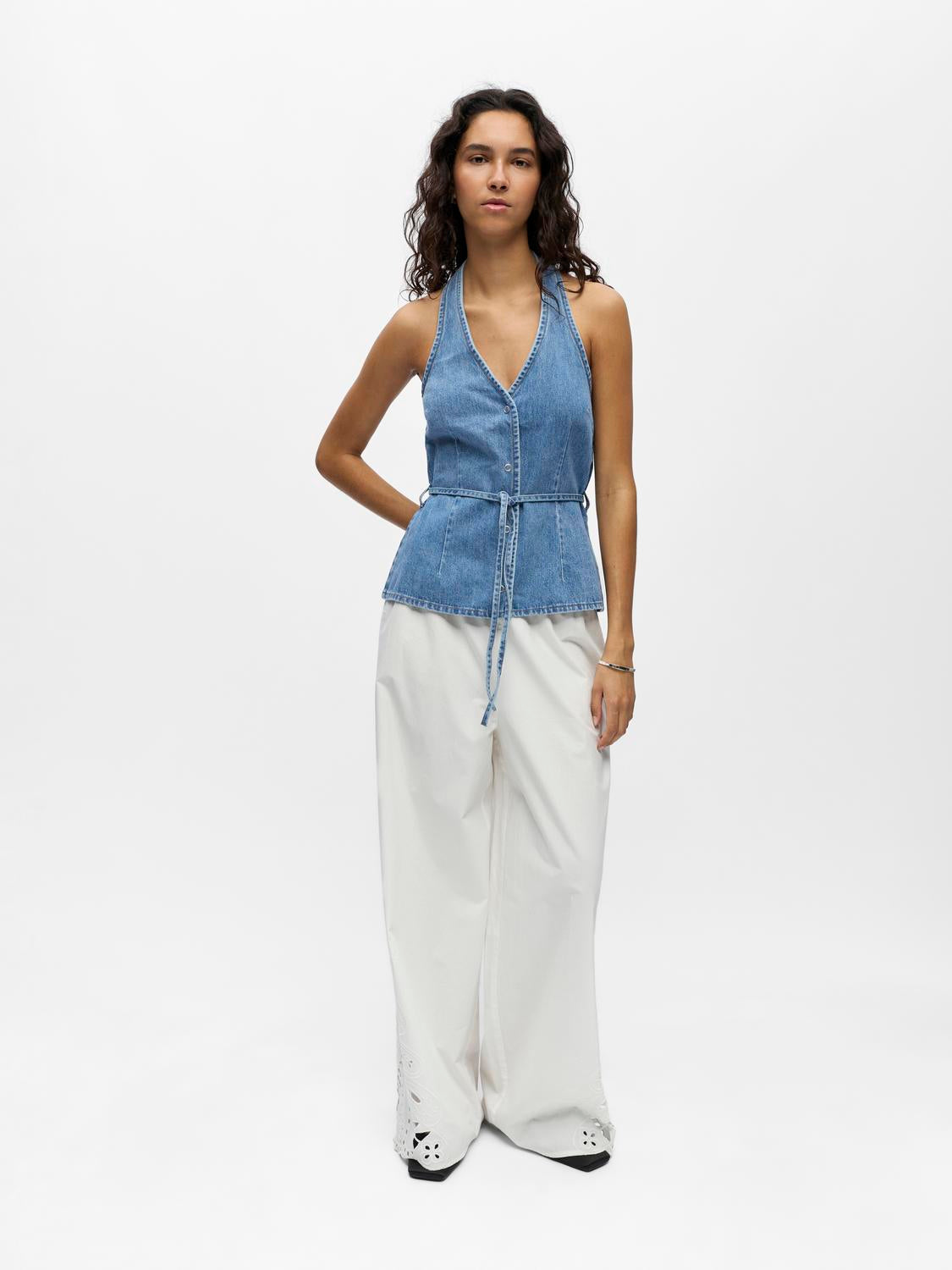 model_shot-front_full
